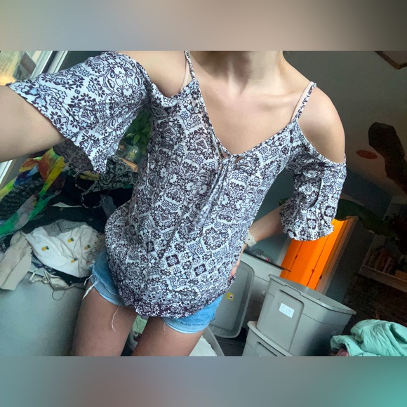 LA Hearts: Cold Shoulder Printed Top - Picture 9 of 13